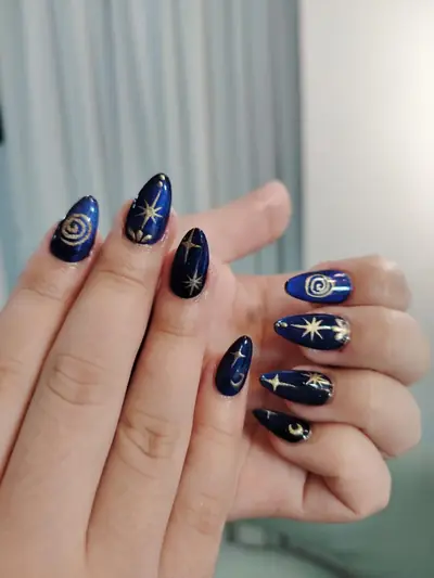Uñas con diseño nocturno